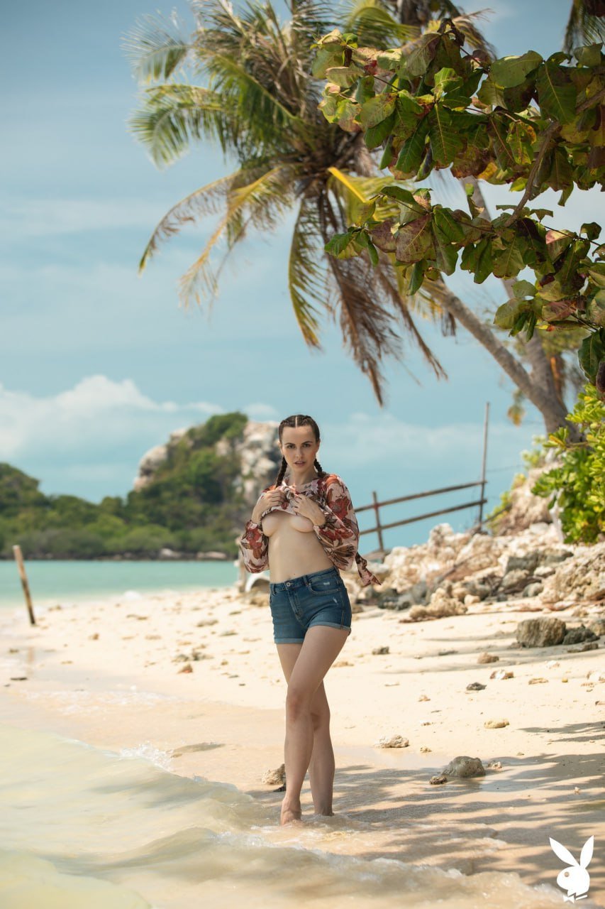 Unfamous girl 12/2024