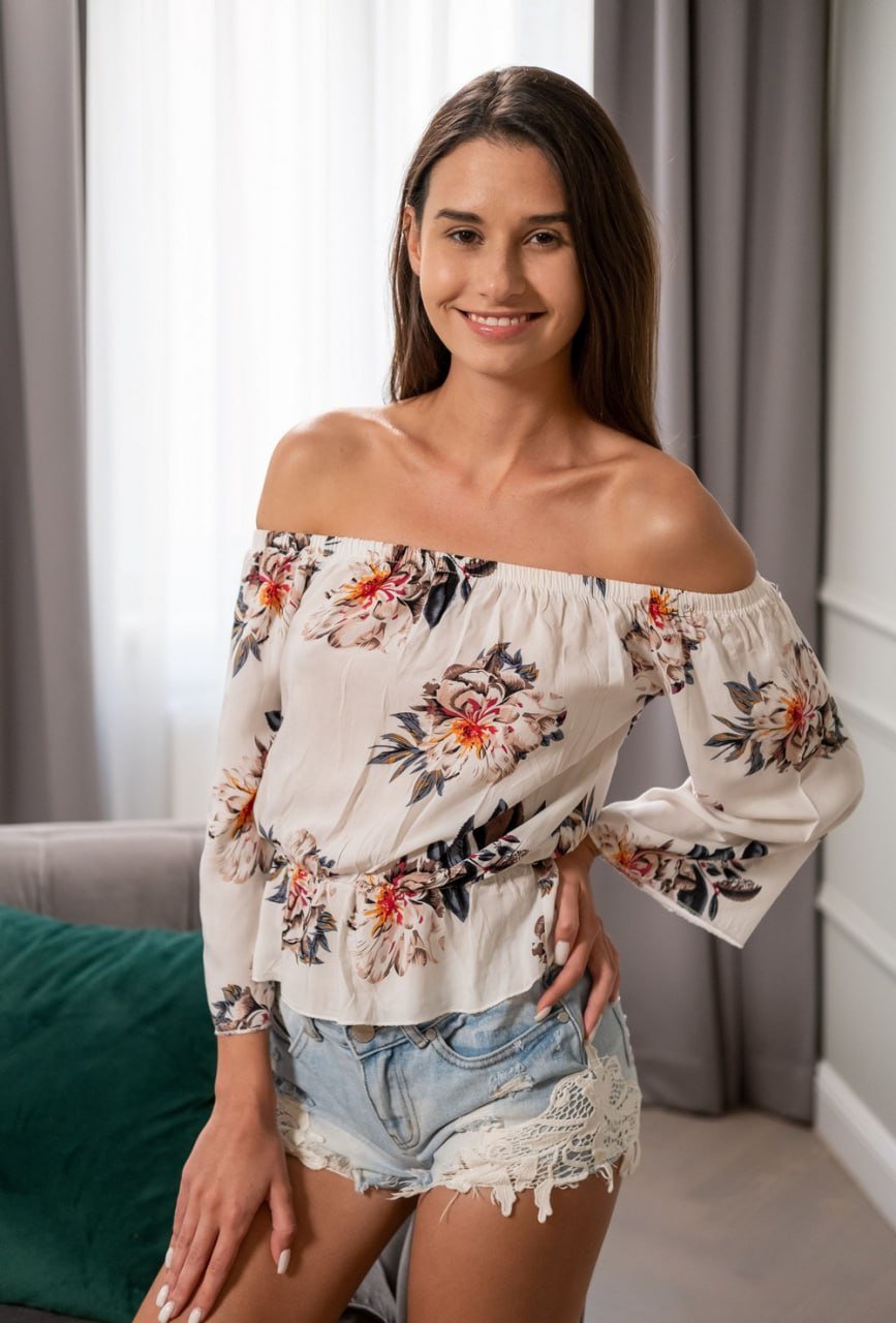 Unfamous girl 05/2025