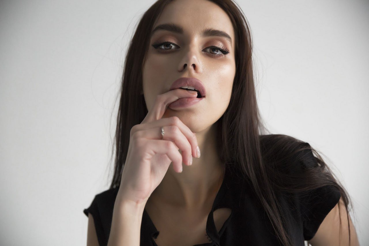 Unfamous girl 06/2025