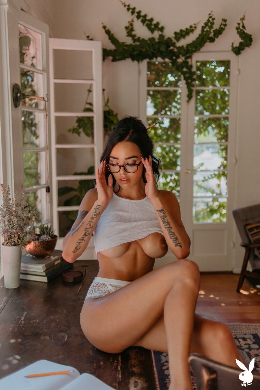 Unfamous girl 08/2025